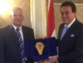 وزير التعليم العالى يكرم موظفا بمعهد طنطا التجارى لأمانته