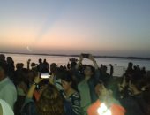 صور.. السياح يلتقطون السيلفى بأبو سمبل قبل تعامد الشمس على وجه رمسيس الثانى