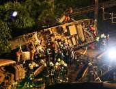 صور.. رجال الإنقاذ يعاينون موقع خروج قطار عن مساره فى تايوان