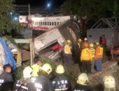 رجال الإنقاذ يعاينون موقع خروج قطار عن مساره فى تايوان