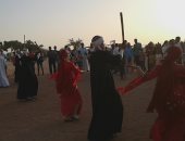 صور.. السياح يرقصون مع فرق الفنون الشعبية فى احتفالية تعامد الشمس بأسوان