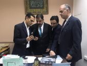 جمارك مطار القاهرة تضبط طبنجة نارية محظور استيرادها.. صور