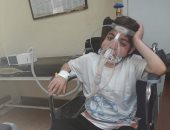  صور.. مأساة طفل بالغربية يعيش على أجهزة التنفس ويحتاج لزراعة رئة.. أحمد يعانى من عيب خلقى والتشخيص الخاطئ ساهم فى تدهور حالته.. والده: " ابنى ممكن يموت لو الكهربا قطعت " ..وأناشد" وزارةالصحة" بالتدخل لعلاجه