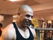 عاش يا دبابة.. بشير التابعى نجم الزمالك السابق "فورمة" داخل الجيم