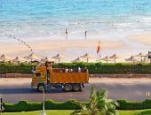 صورة اليوم.. بين الأسفلت والبحر.. تيجى نبدل الكراسى؟