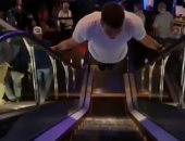 شاهد.. كيف يتعامل لاعب كمال الأجسام مع السلالم المتحركة؟