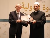 الإمام الأكبر يكرم كبار المشاركين فى ندوة الأزهر الدولية "الإسلام والغرب"