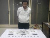 سقوط "أنوس" وبحوزته كمية من الاستروكس والحشيش والأقراص المخدرة ببولاق الدكرور