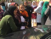 صور.. سيدة حامل تستوقف موكب محافظ الغربية: "مستشفى قطور رافضة تولدنى"