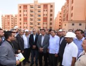 صور.. محافظ البحيرة يتفقد مشروع الإسكان الاجتماعى بكفر الدوار لمتابعة تنفيذه