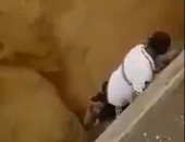 شاهد.. محاولة إنقاذ أحد أطفال الحافلة المدرسية المفقودة بالسيول فى الأردن