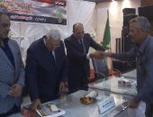 محافظ الدقهلية يكرم عمال النظافة فى شربين