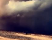 شاهد.. سماء تبوك بالمملكة العربية السعودية بعد تحولها إلى ظلام دامس صباحا