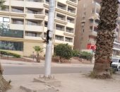 قارئ يرصد خروج أسلاك الكهرباء من أعمدة الإنارة بالجزيرة الوسطى لشارع الهرم
