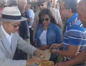 صور .. وزير الآثار يأكل الفطير المشلتت أثناء افتتاح حديقة الحيوان بالخارجة 