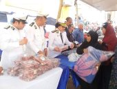 توزيع 1500 بطانية وسلع غذائية ولحوم بحى الأسمرات فى قافلة "كلنا واحد"