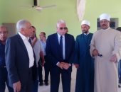 صور.. محافظ جنوب سيناء يتفقد بعض المشروعات بمدينة الطور ويتبرع 10 الاف جنية لفرش المسجد