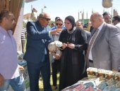 صور.. رئيس "تنمية المشروعات" تتقفد معارض المنتجات البيئية بالوادى الجديد  