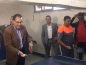 فيديو.. رئيس الوزراء يدخل تحدى لعبة تنس طاولة مع طفلة بالشرقية 