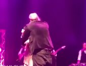 شاهد.. رد فعل نانسى عجرم بعد تقبيل شاب لها بحفلها فى لندن