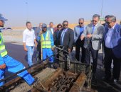 وزير النقل يشهد استخدام مادة جديدة فى تطوير طريق القاهرة - السويس