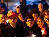 صور.. مواطنو بنسلفانيا بأمريكا يضيئون الشموع حدادا على ضحايا المعبد اليهودى