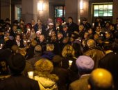 مواطنو بنسلفانيا بأمريكا يضيئون الشموع حدادا على ضحايا المعبد اليهودى