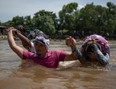 صور.. مهاجرو هندوراس يعبرون نهر كوسيتى للهروب إلى أمريكا بسبب الفقر والعنف