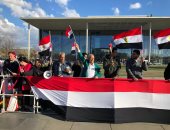 المصريون يحتشدون أمام مبنى المستشارية ببرلين لتأييد الرئيس قبل قمته مع ميركل