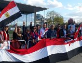 احتشاد الجالية المصرية بأعلام مصر أمام مبنى المستشارية ببرلين لتأييد السيسي