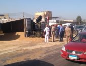 المرور ترفع آثار حادث انقلاب سيارة محملة بالغلال بالطريق الزراعى بالبحيرة