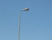 قارئ يحذر من عمود انارة غير مثبت بالتجمع الخامس بشارع التسعين