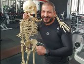 شاهد.. سيد معوض مع هيكل عظمى داخل الجيم 