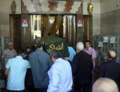 فيديو.. وصول جثمان حمدي قنديل لمسجد الرحمن الرحيم.. ونجلاء فتحى تستقبل المعزين