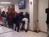 "ما ينوب المخلص".. طلاب مدرسة بأمريكا يضربون نائب المدير في شجار "فيديو"