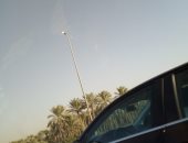 قارئ يرصد أعمدة الإنارة مضاءة نهارا على محور 26 يوليو