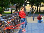 صورة اليوم.." سياحة الحب" على كوبرى أياكتنبرج  فى روسيا