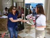 صورة اليوم.. صباح الاستقبال بالورود فى "منتدى شباب العالم"