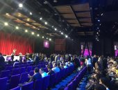 المشاركون بمنتدى شباب العالم يتوافدون لحضور مسرحية الزائر بشرم الشيخ.. صور