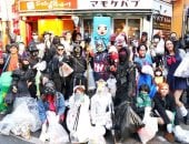 النظافة أسلوب حياة.. يابانيون يجمعون مخلفات "الهالوين".. صور وفيديو
