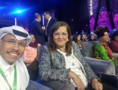 شاهد.. سيلفى يجمع شابًا سعوديًا ووزيرة التخطيط فى منتدى شباب العالم