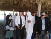 صور .. محافظ شمال سيناء يتفقد إنشاءات قرية الروضة ويلتقى أهلها