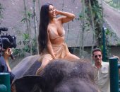 طلعت راكنة الفيل بره.. شاهد كيف استمتعت كيم كاردشيان بوقتها فى بالى