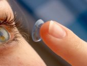 علماء يطورون عدسات لاصقة لعلاج قرنية العين