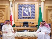 صور.. العاهل السعودى يعقد جلسة مباحثات مع ملك البحرين