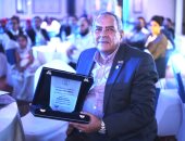 جامعة قناة السويس تكرم رئيس "عقول عظيمة" لدعمه شباب الأطباء