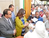 محافظ دمياط تشارك فى توزيع 338 جرعة علاج لمرضى فيروس سى بمستشفى الحميات