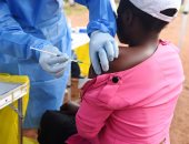 صور..أوغندا تبدأ حملة تطعيم ضد الإيبولا وسط مخاوف من انتقال المرض المتفشى بالكونغو