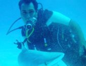نجيب شاب سيناوى يدعم سياحة الغوص بشواطئ شرم الشيخ بالكاميرا 
