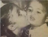 صورة نادرة.. رانيا محمود ياسين تقبل شقيقها عمرو فى سن الطفولة